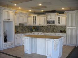 Vanilla Glazed Maple Kitchen Cabinets